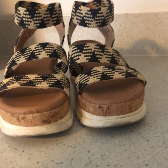 Platform Sandals - Picture 6 of 7